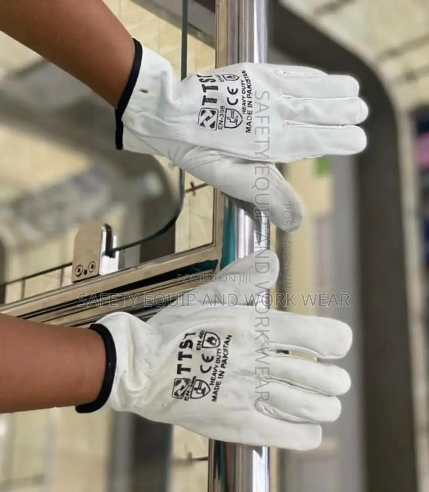 Leather Gloves With Soft Inner Lining.