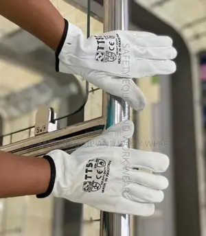 Leather Gloves With Soft Inner Lining.