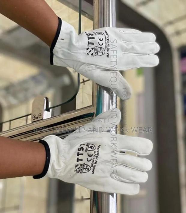 Leather Gloves With Soft Inner Lining.
