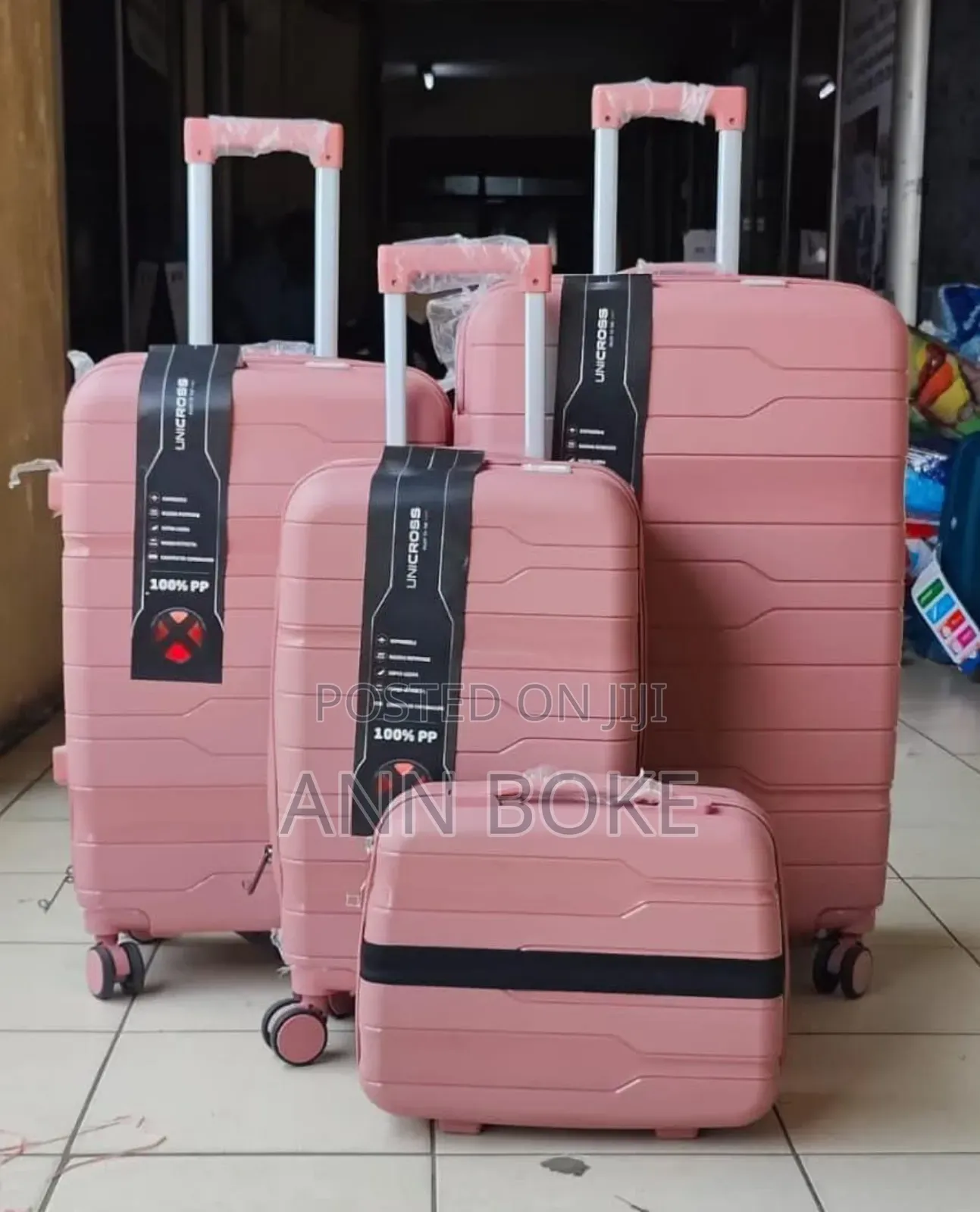 *4 in 1 Luxurious Unbreakable Suitcase*
