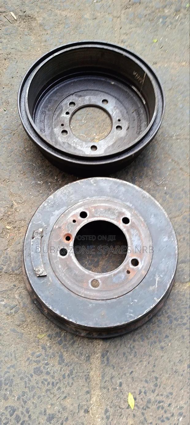 Land Cruiser J79 2-Brake Drums.