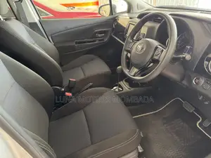 Toyota Vitz 2018 Silver