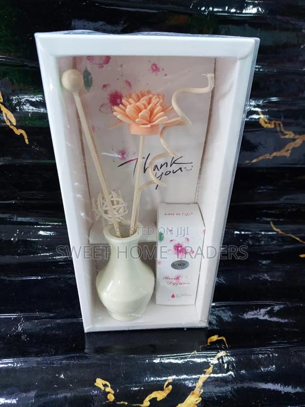 *Decorative Flowers Ceramic Vase Reed Diffuser * - main view