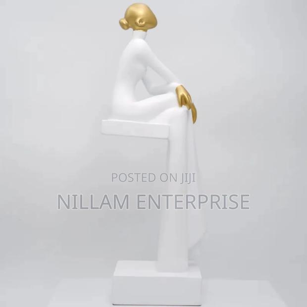 Art Resin Women Sitting Sculpture for Home and Office Decor