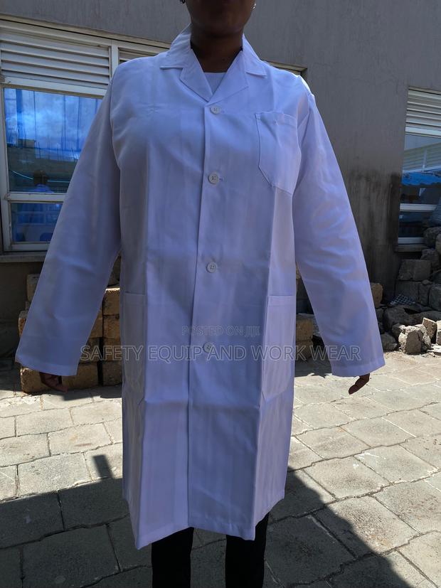 White Lab Coat For Dental Clinics . - main view
