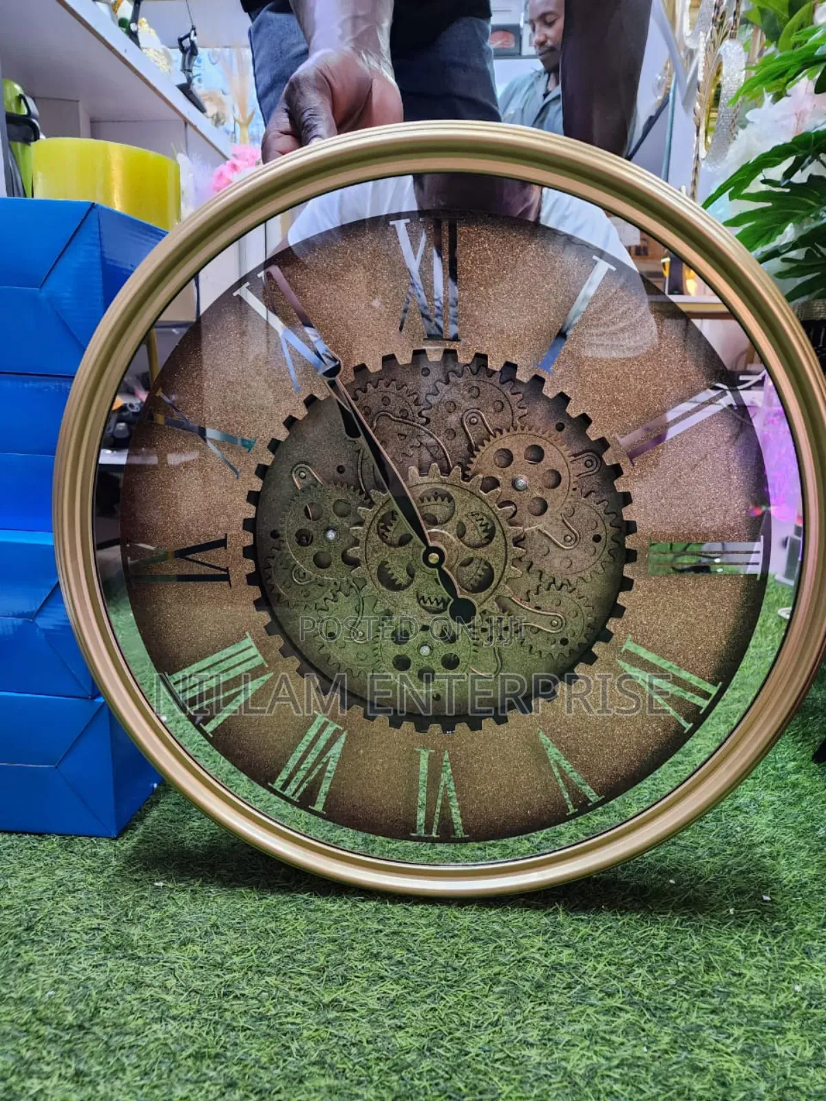 Luxurious Vintage Wall Clock With Rotating Gears
