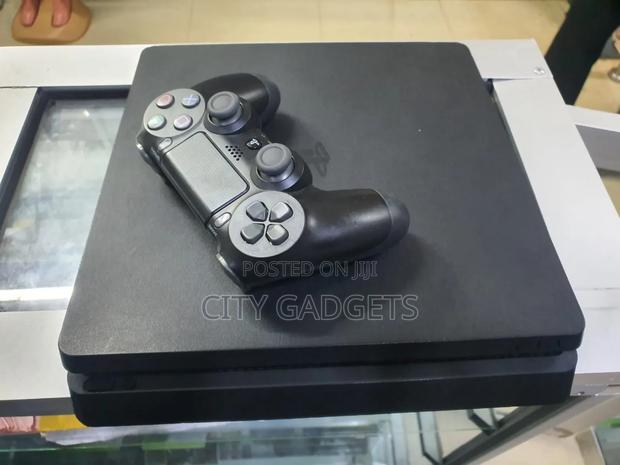 Clean Ps4 Slim With Games