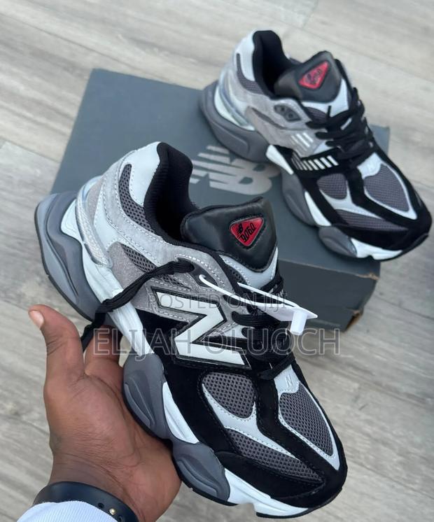 Black Suednew Balance 9060 - thumbnail 2