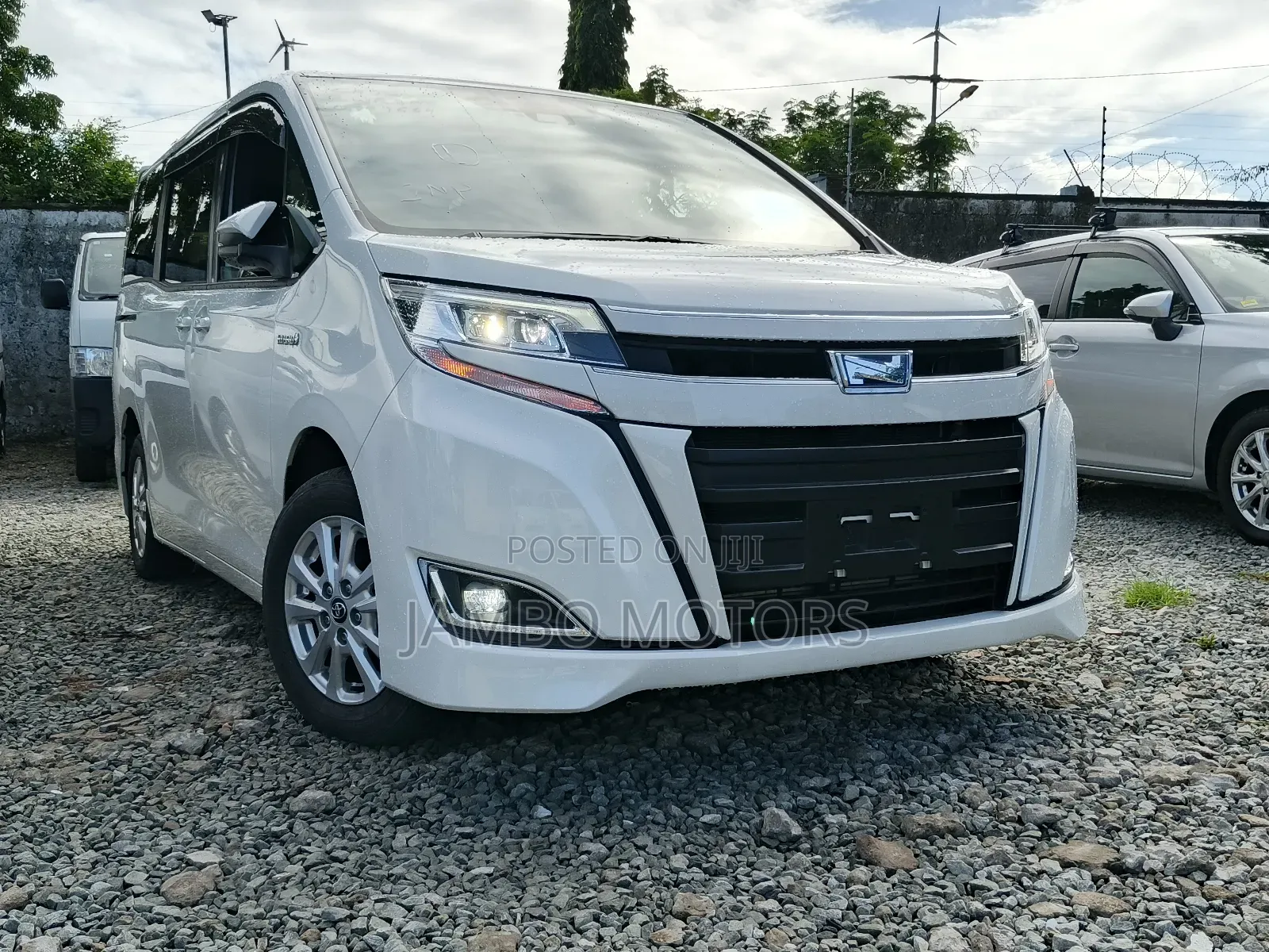 Toyota Noah 1.8 FWD Hybrid (7 seater) 2018 White