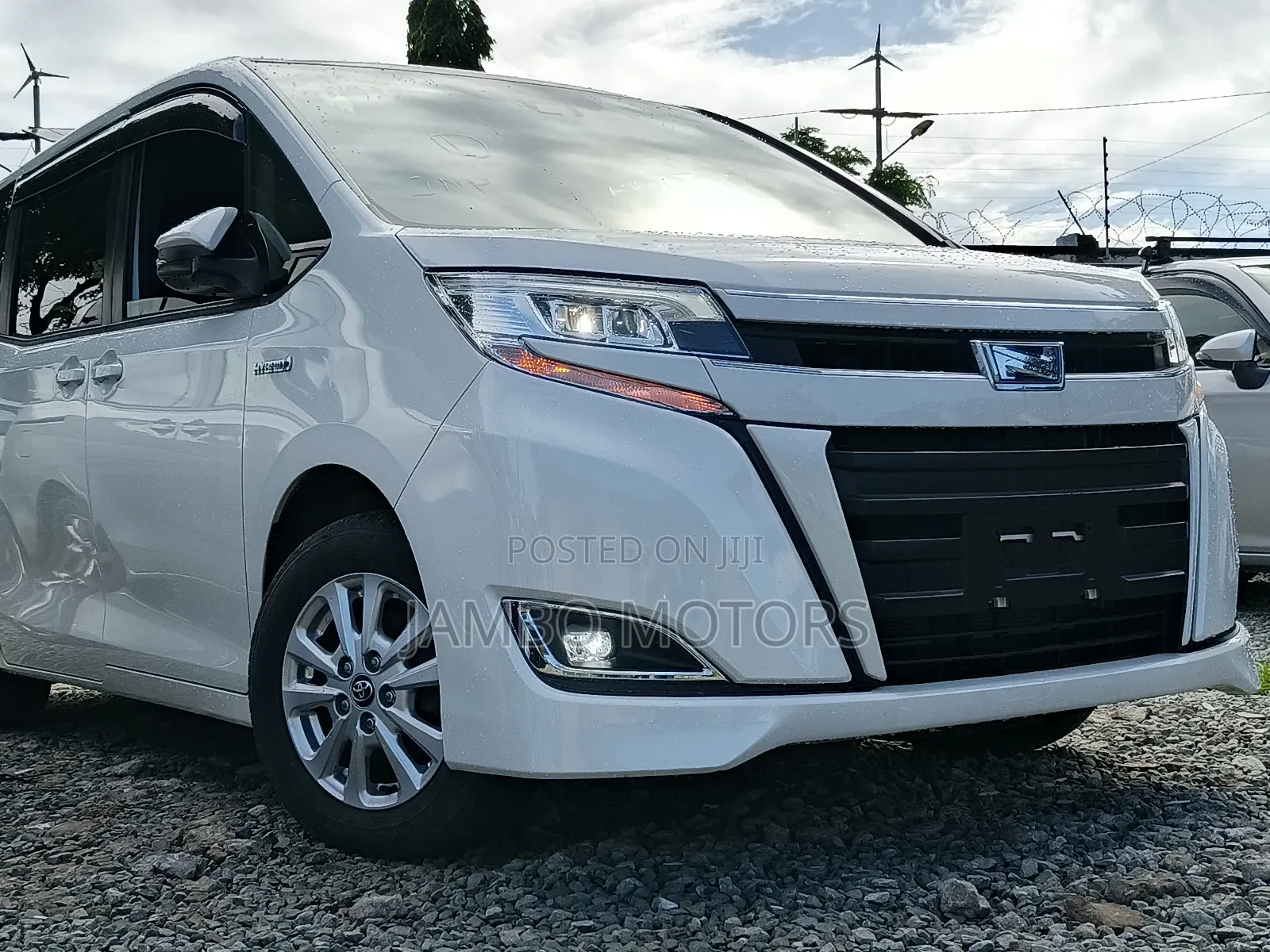 Toyota Noah 1.8 FWD Hybrid (7 seater) 2018 White