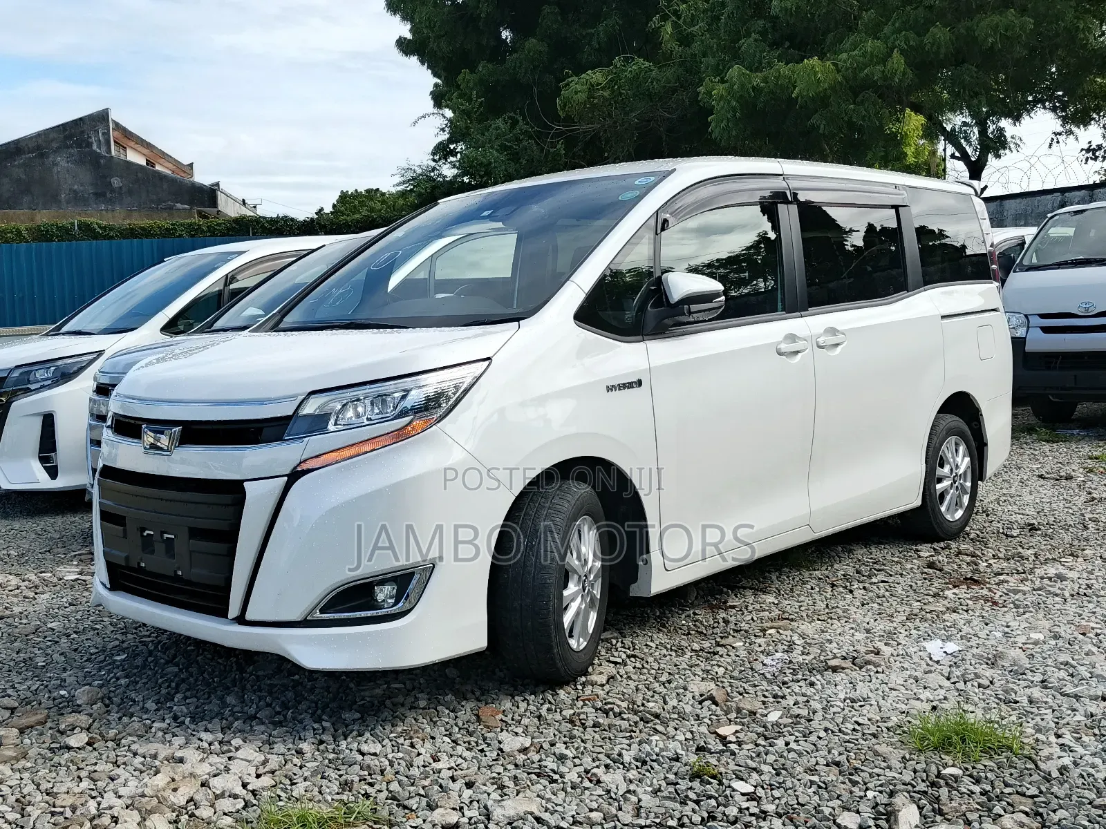 Toyota Noah 1.8 FWD Hybrid (7 seater) 2018 White