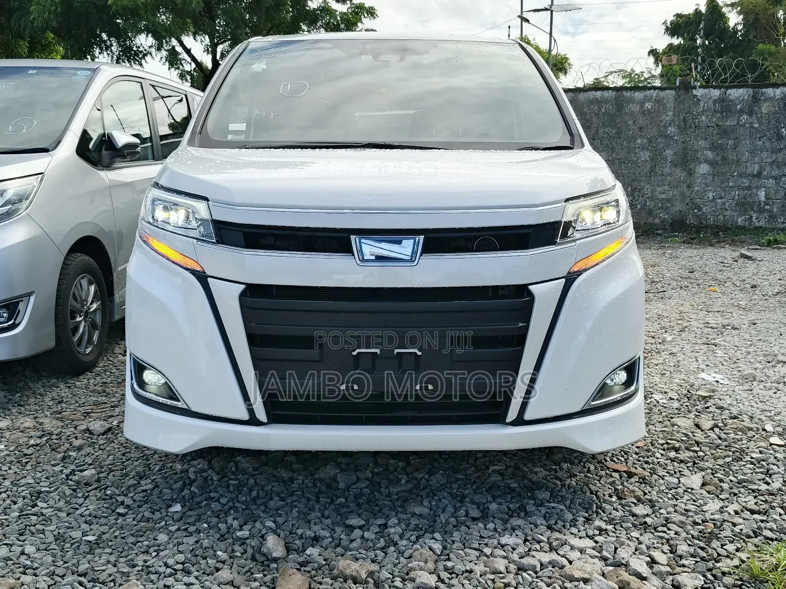 Toyota Noah 1.8 FWD Hybrid (7 seater) 2018 White