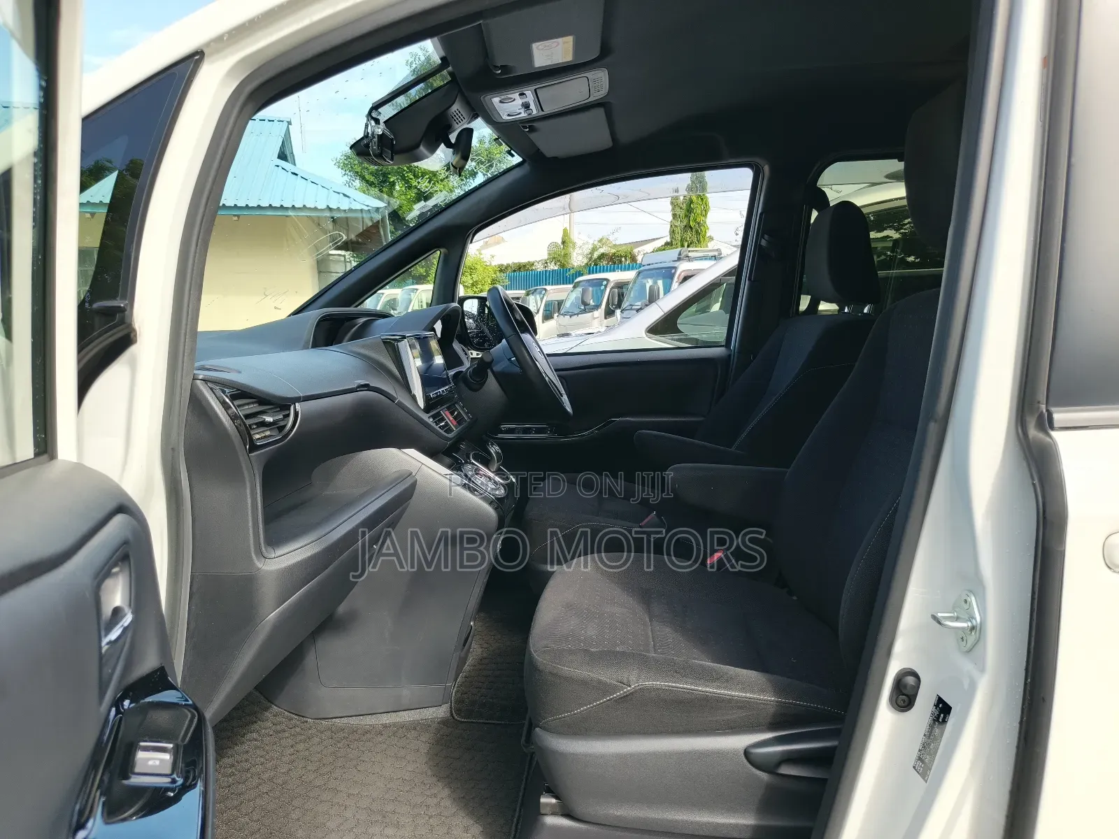 Toyota Noah 1.8 FWD Hybrid (7 seater) 2018 White