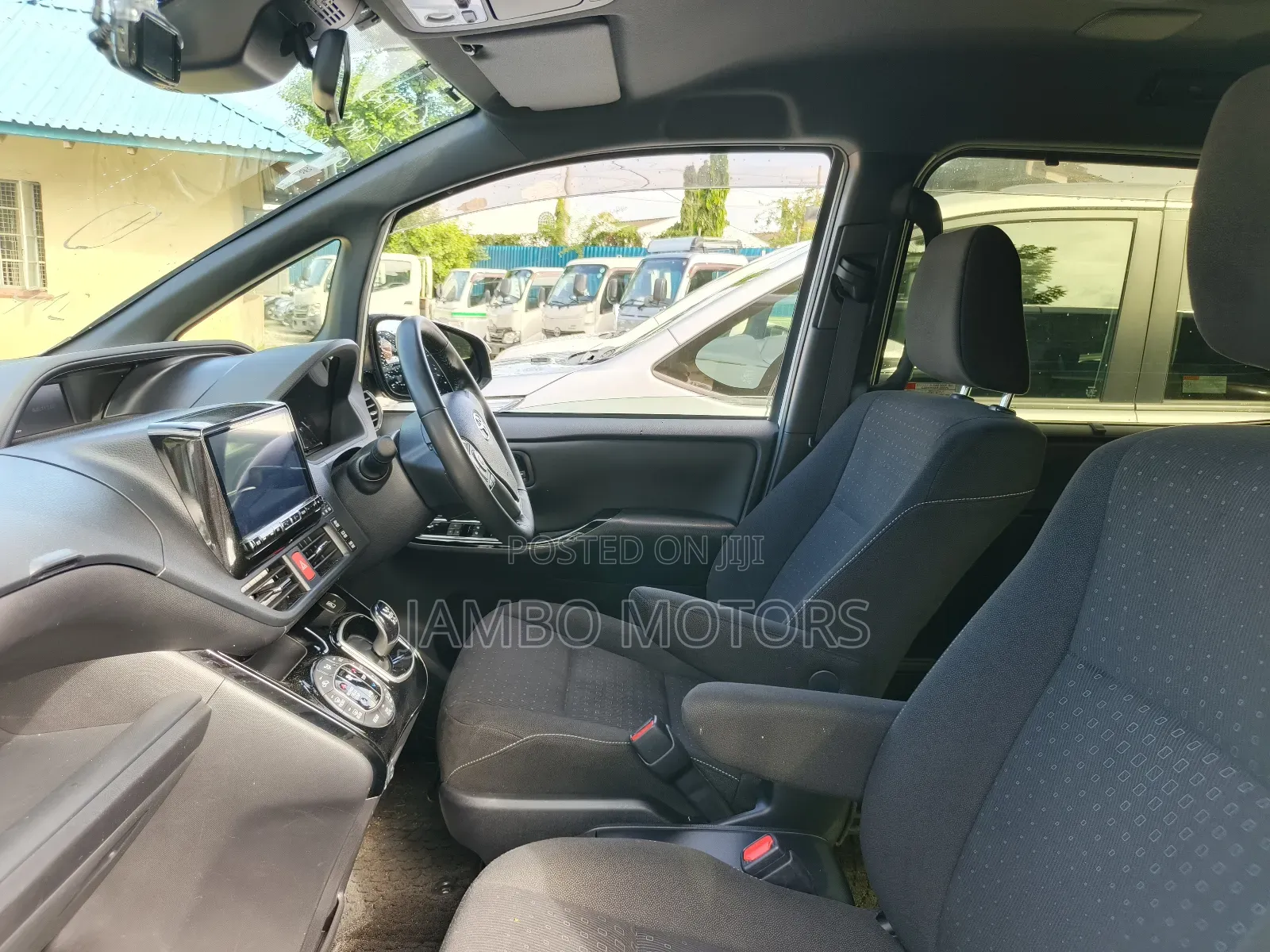 Toyota Noah 1.8 FWD Hybrid (7 seater) 2018 White