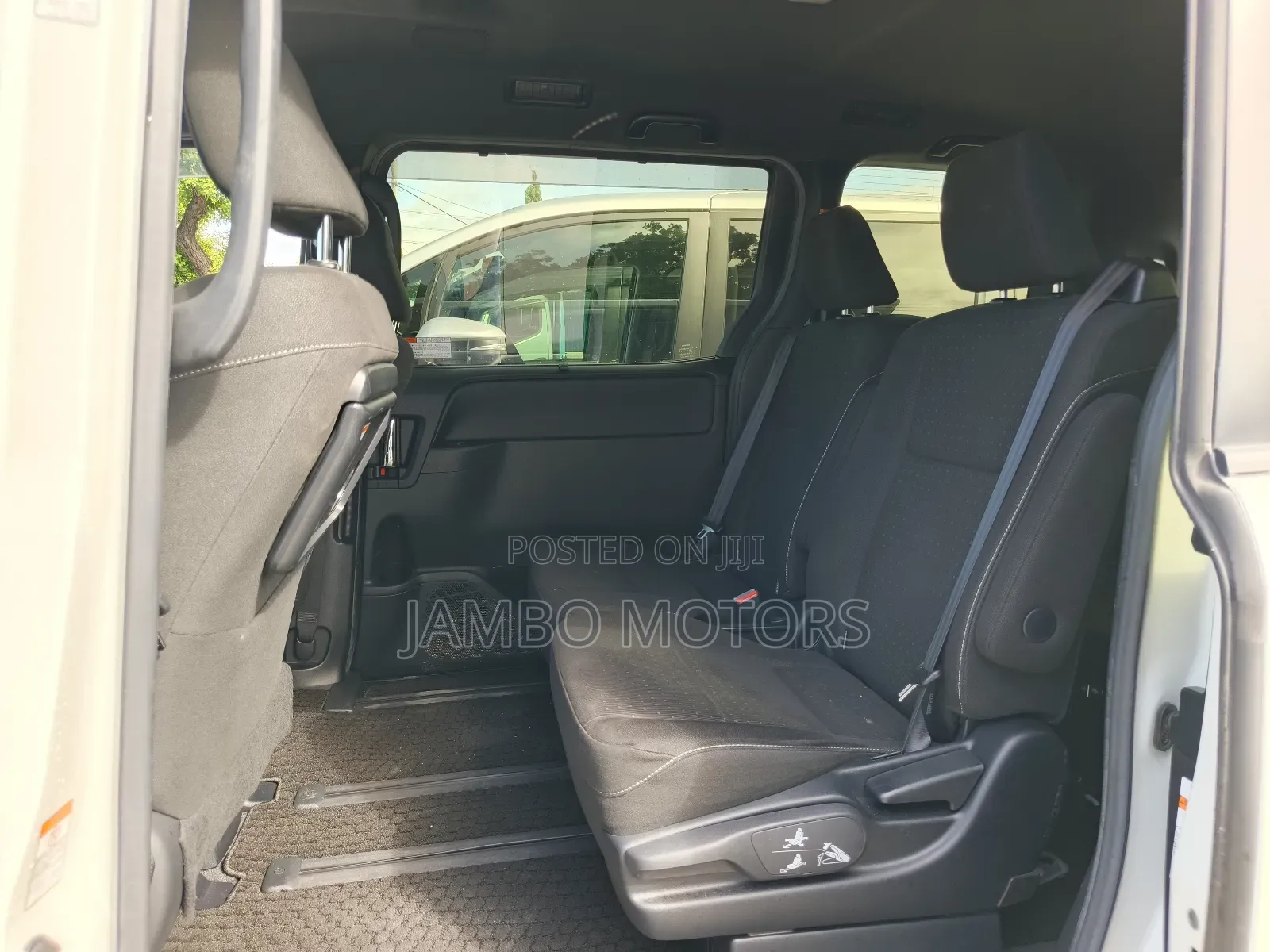 Toyota Noah 1.8 FWD Hybrid (7 seater) 2018 White