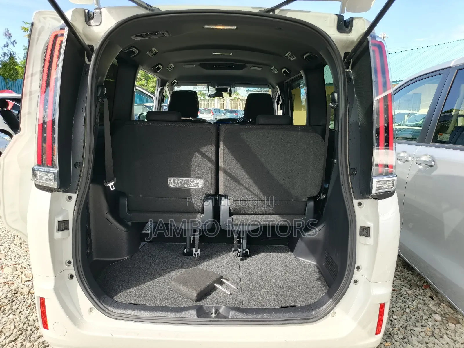 Toyota Noah 1.8 FWD Hybrid (7 seater) 2018 White