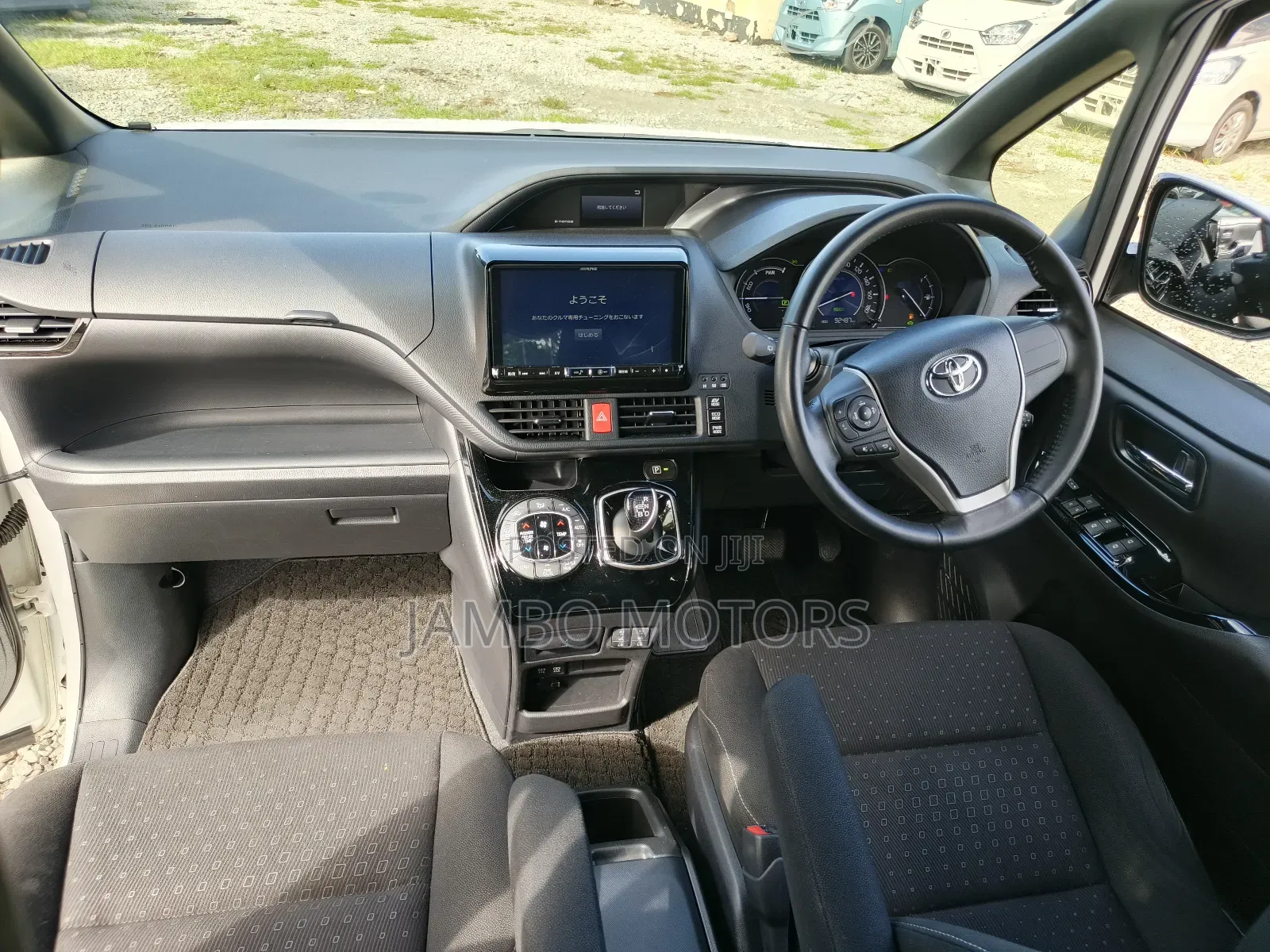 Toyota Noah 1.8 FWD Hybrid (7 seater) 2018 White
