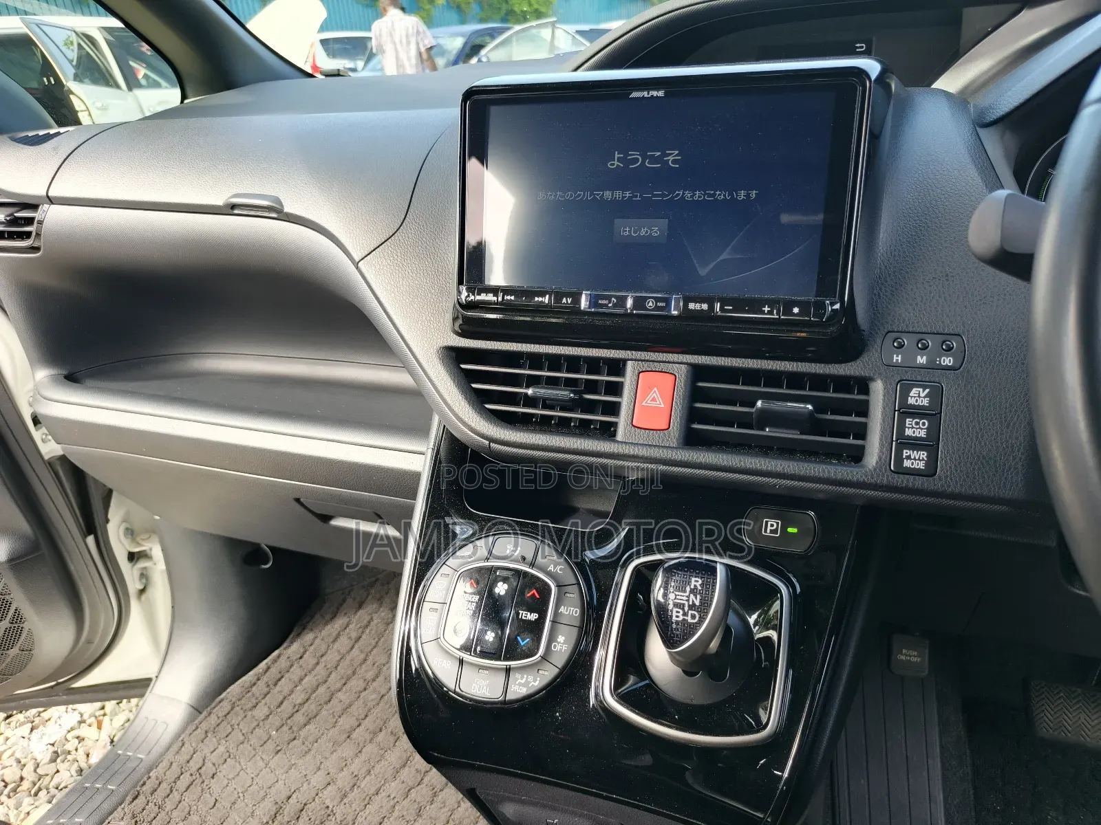 Toyota Noah 1.8 FWD Hybrid (7 seater) 2018 White