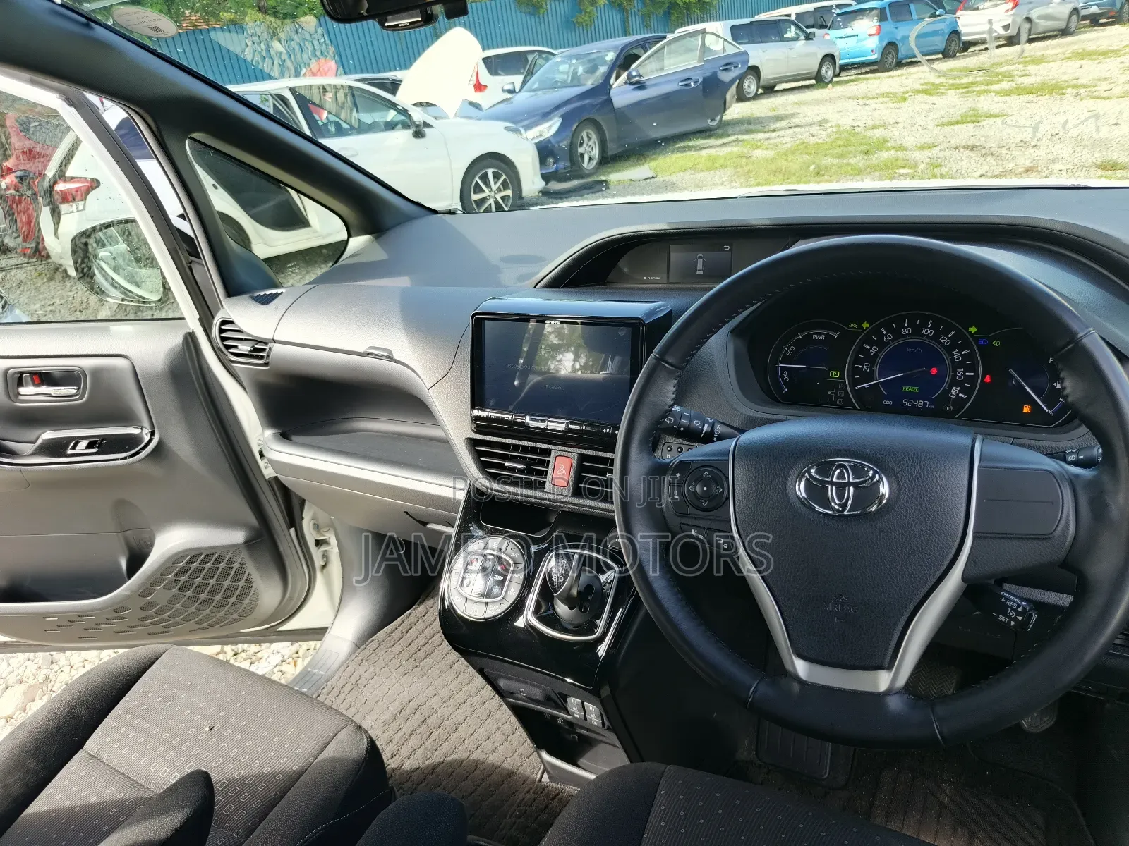 Toyota Noah 1.8 FWD Hybrid (7 seater) 2018 White