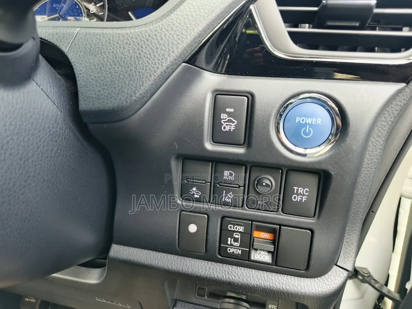Toyota Noah 1.8 FWD Hybrid (7 seater) 2018 White