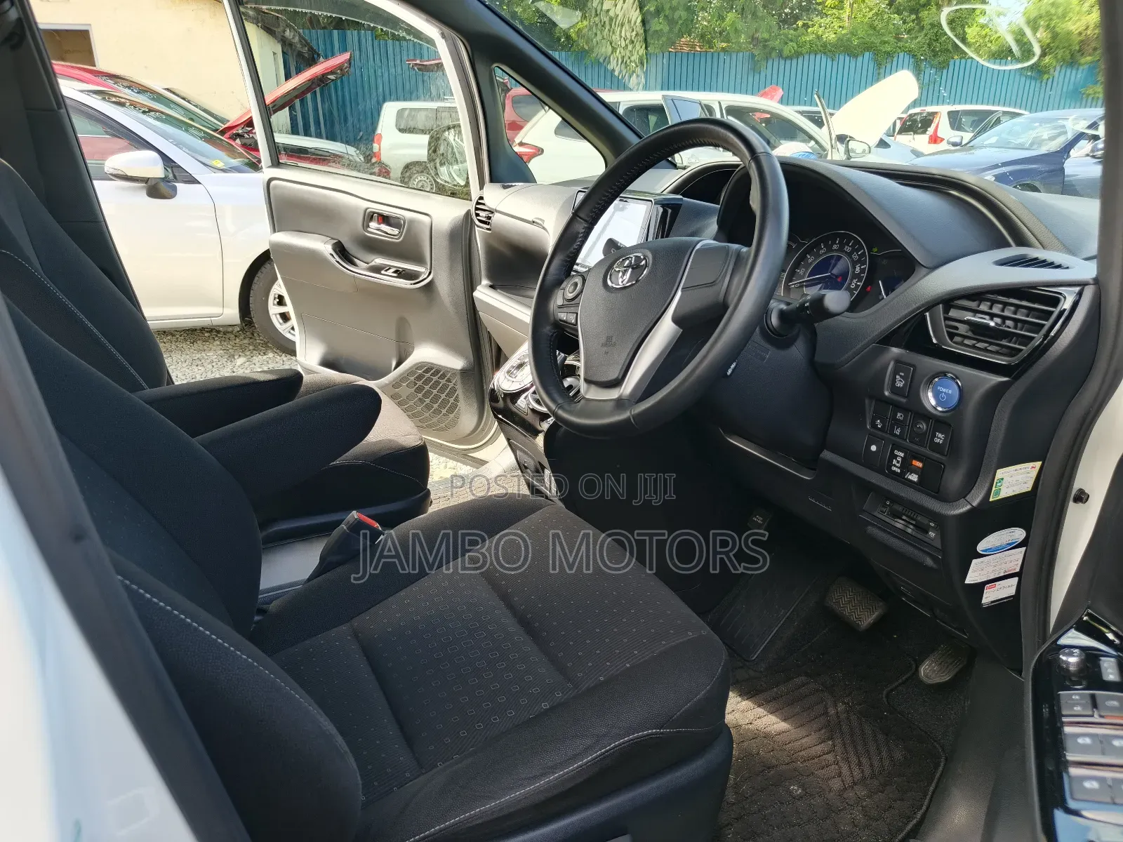 Toyota Noah 1.8 FWD Hybrid (7 seater) 2018 White