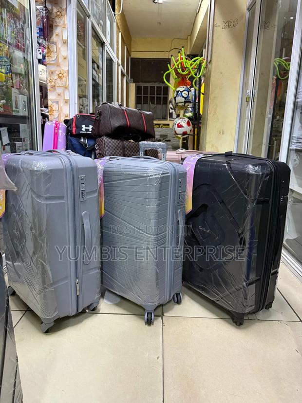 Quality Medium Suitcases Available at 4000 Each((Rubber)) - thumbnail 2