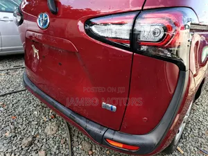 Toyota Sienta 1.5 Hybrid FWD 2019 Red