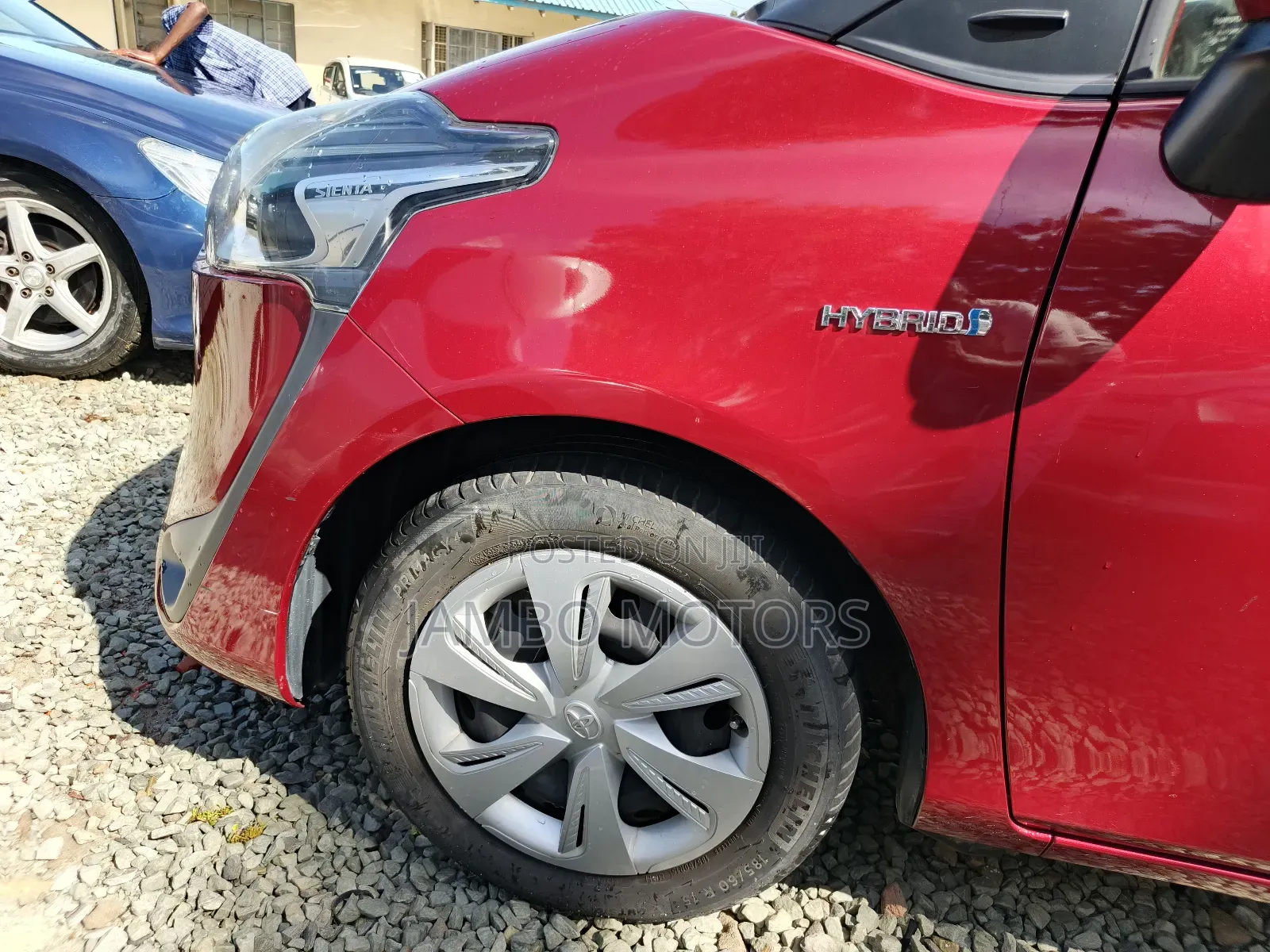 Toyota Sienta 1.5 Hybrid FWD 2019 Red