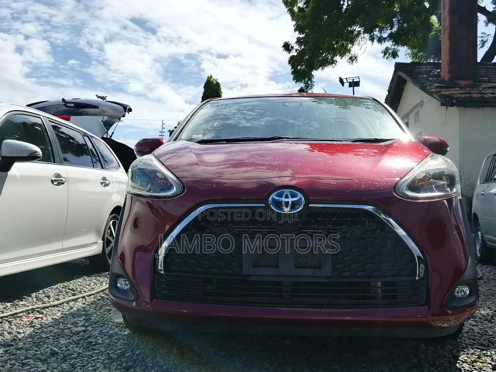 Toyota Sienta 1.5 Hybrid FWD 2019 Red