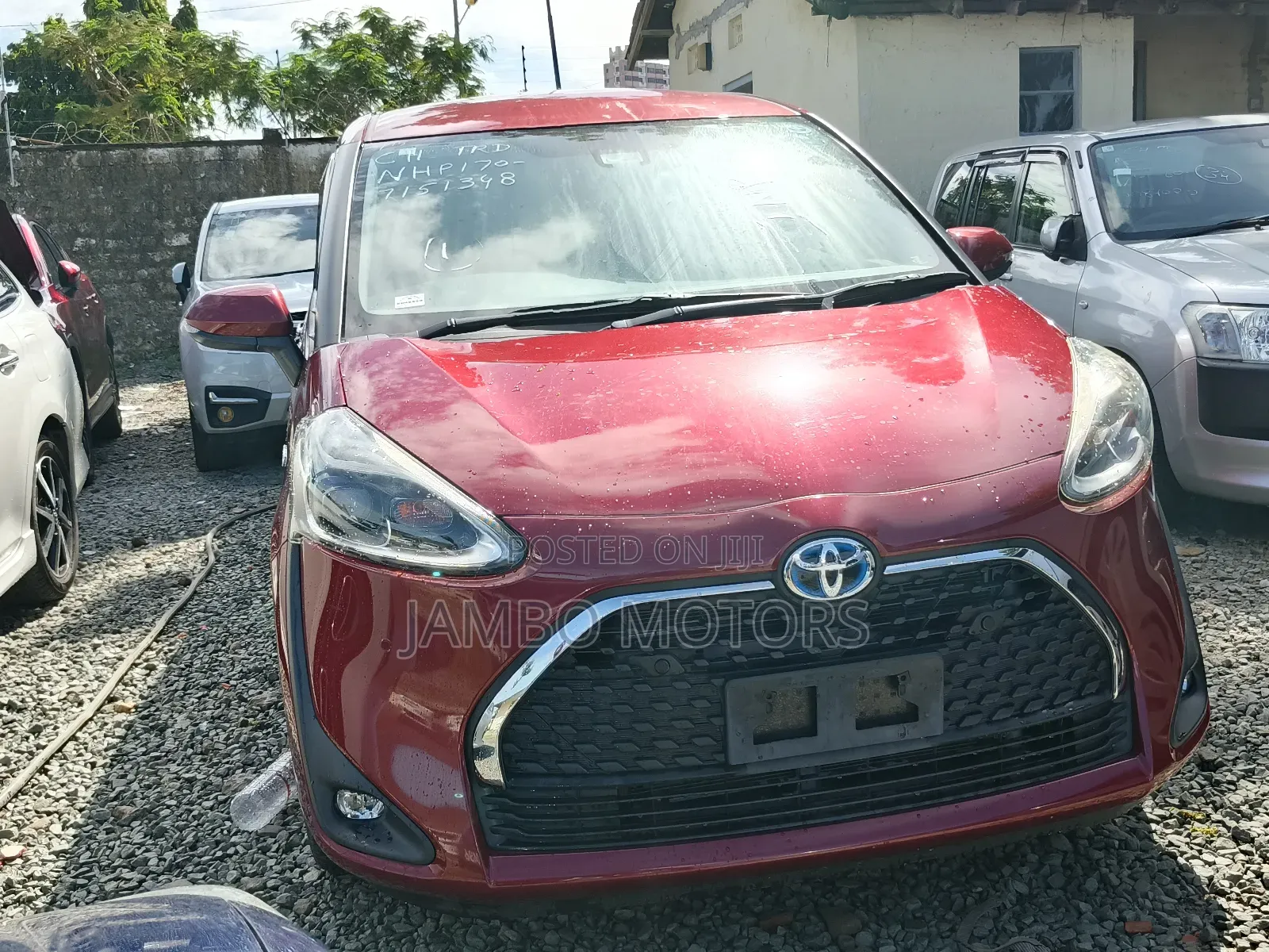 Toyota Sienta 1.5 Hybrid FWD 2019 Red