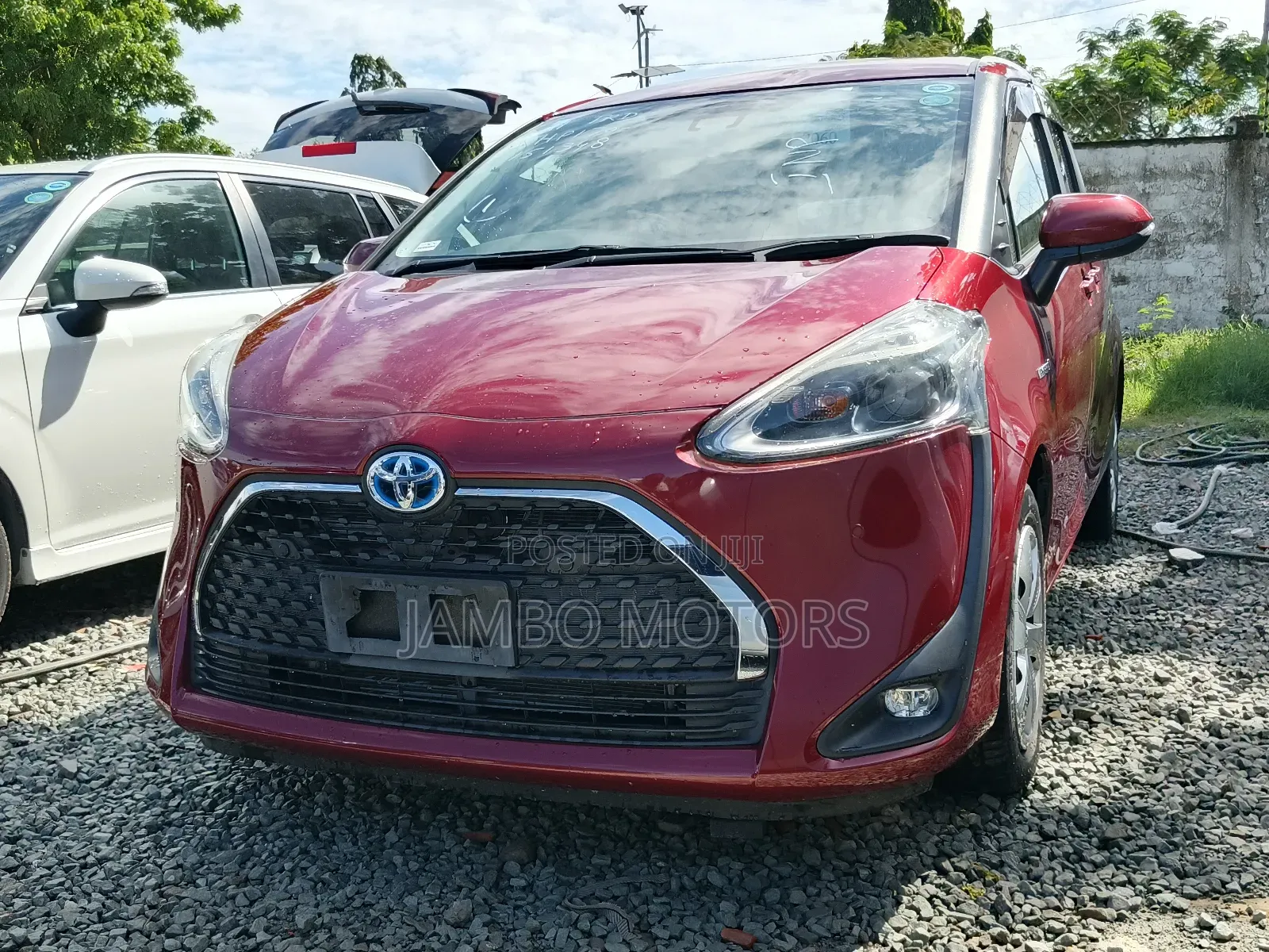 Toyota Sienta 1.5 Hybrid FWD 2019 Red