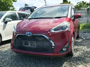 Toyota Sienta 1.5 Hybrid FWD 2019 Red