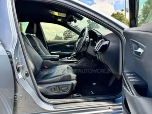 Toyota Crown 2018 Silver