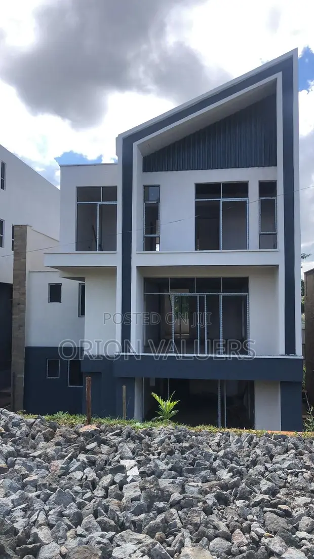 4bdrm Maisonette in Green View Villas, Ridgeways for sale
