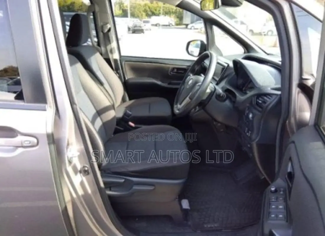 Toyota Voxy 2018 Gray