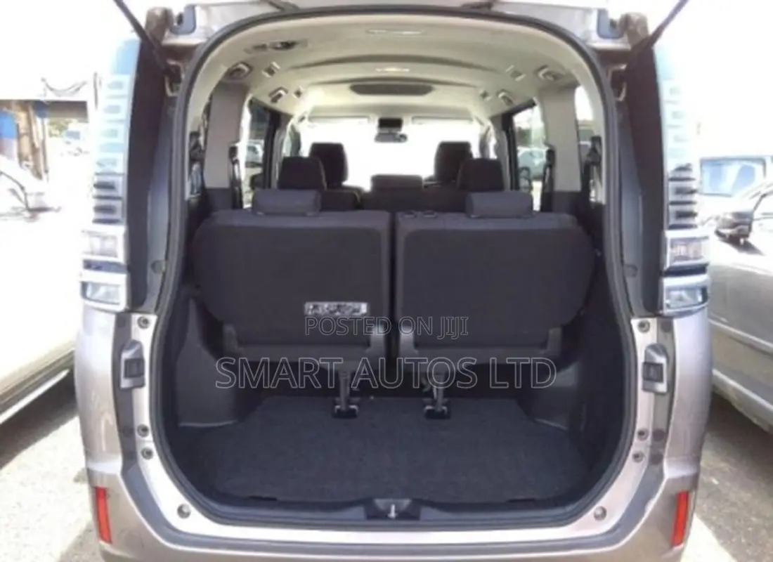 Toyota Voxy 2018 Gray