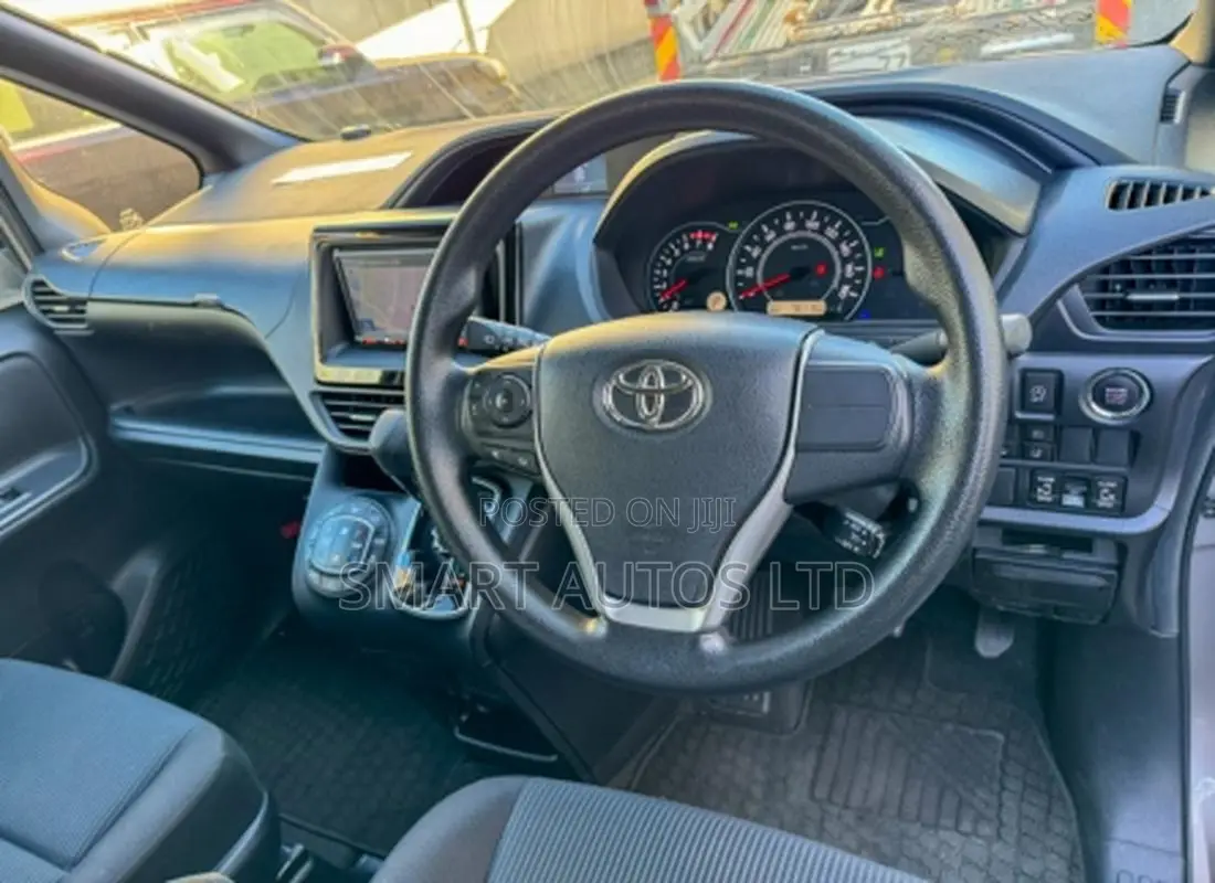Toyota Voxy 2018 Gray
