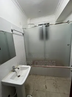 Frameless Sliding Cubicle on a Bath Tub