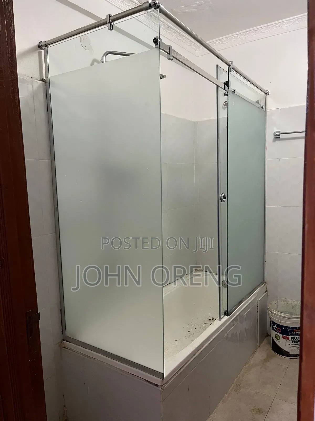 Frameless Sliding Cubicle on a Bath Tub