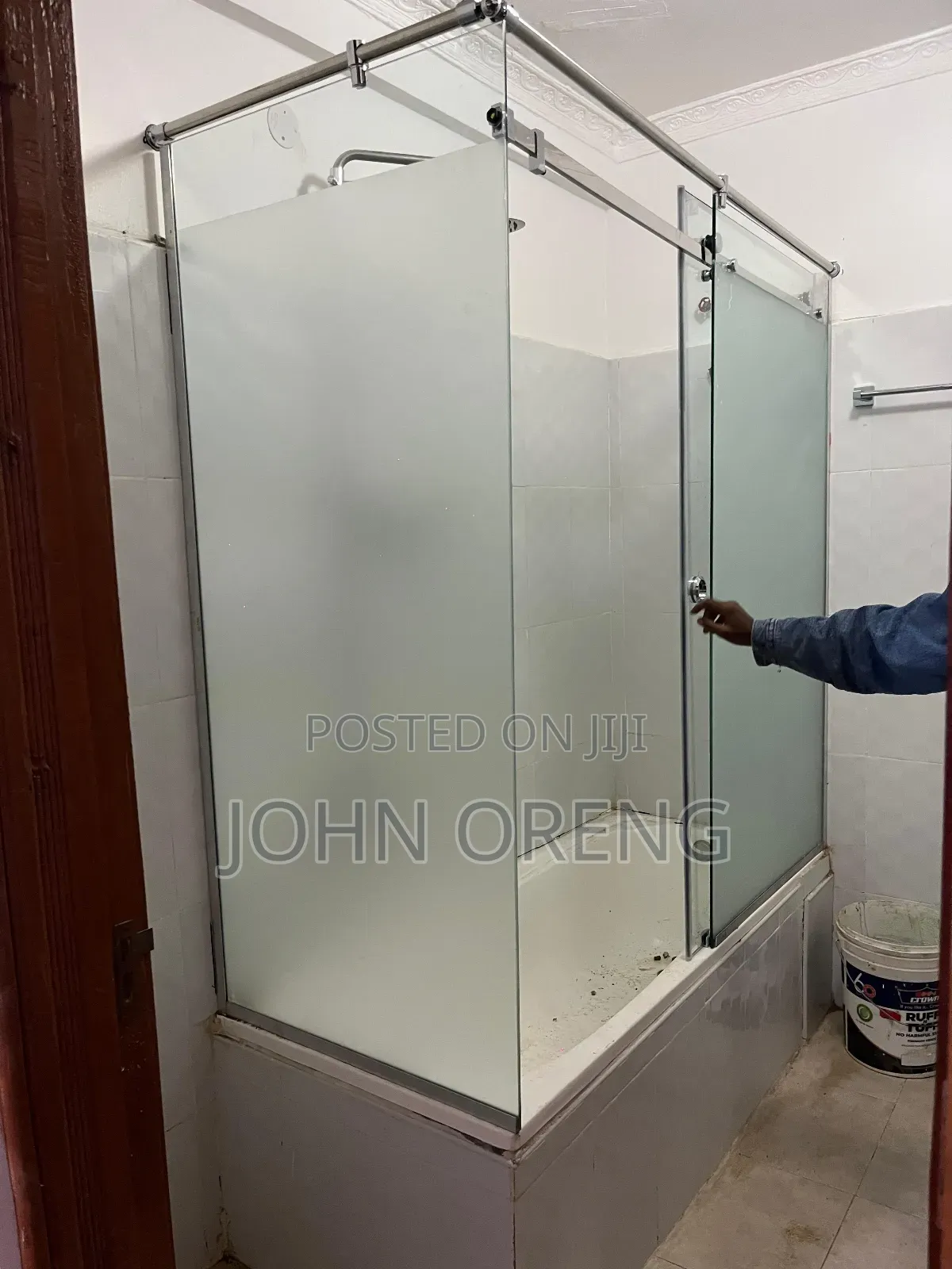 Frameless Sliding Cubicle on a Bath Tub