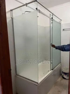 Frameless Sliding Cubicle on a Bath Tub