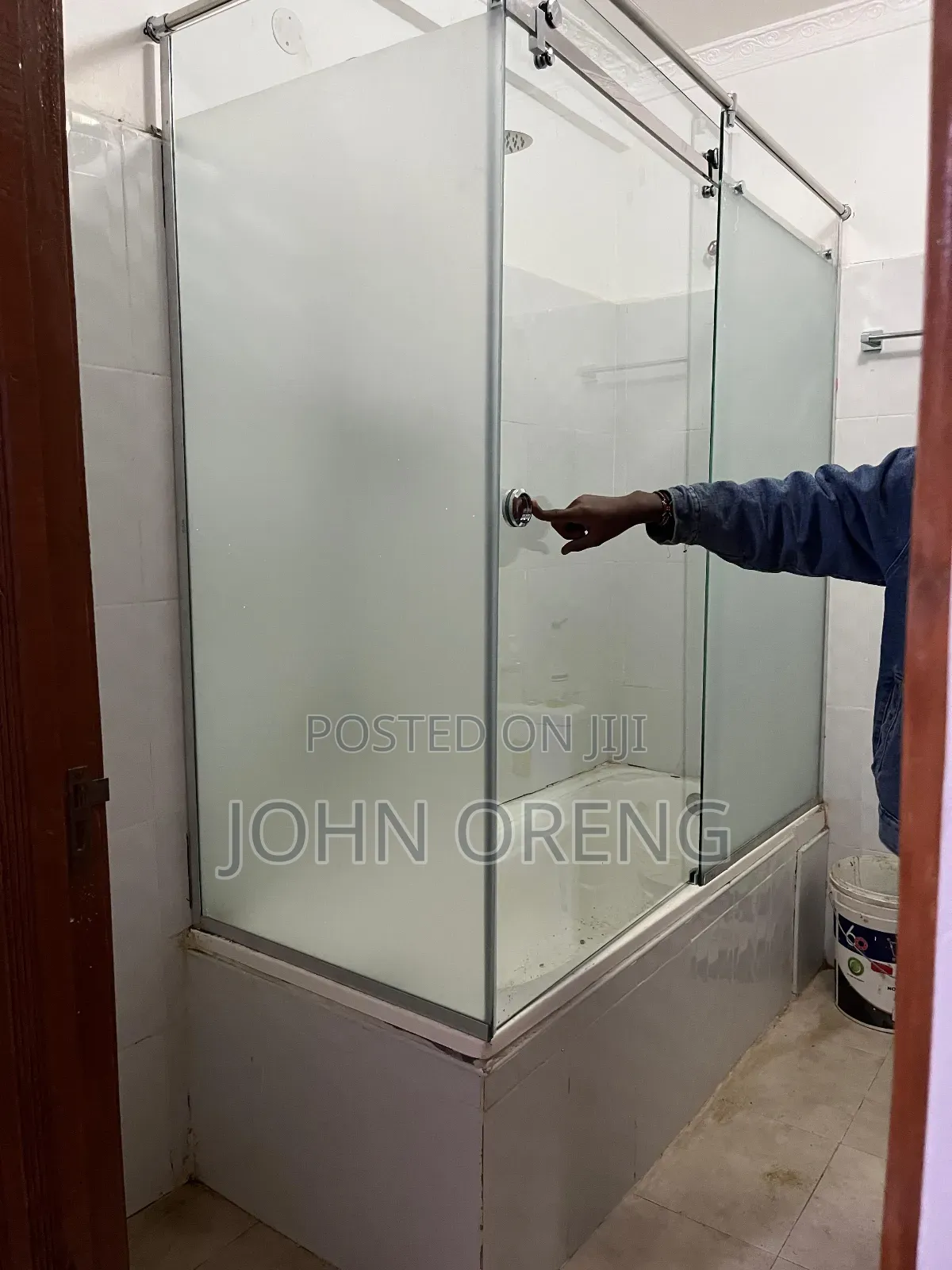 Frameless Sliding Cubicle on a Bath Tub