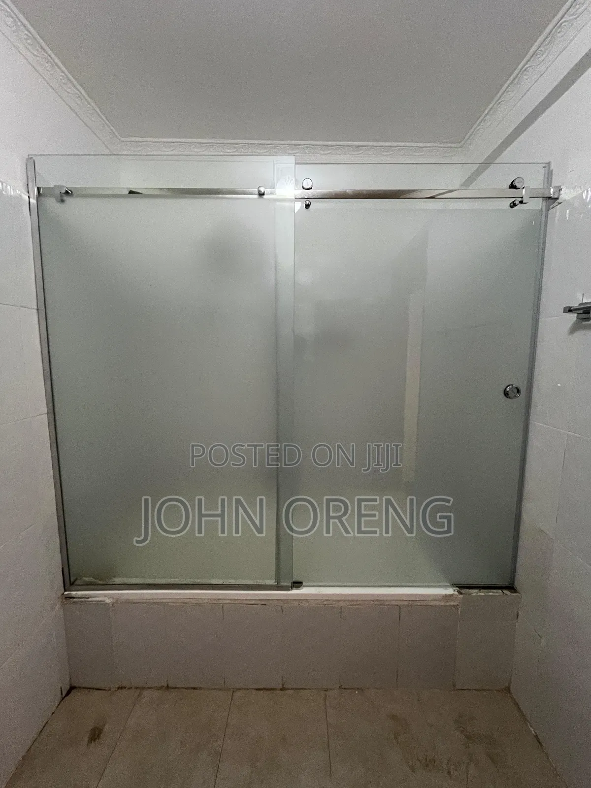 Frameless Sliding Cubicle on a Bath Tub