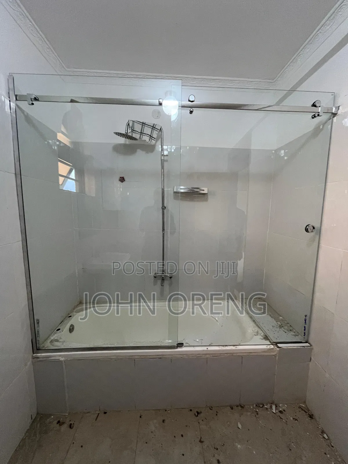 Frameless Sliding Cubicle on a Bath Tub