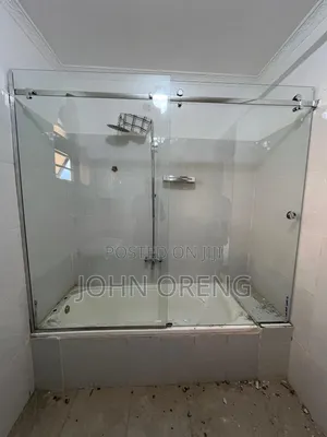 Frameless Sliding Cubicle on a Bath Tub