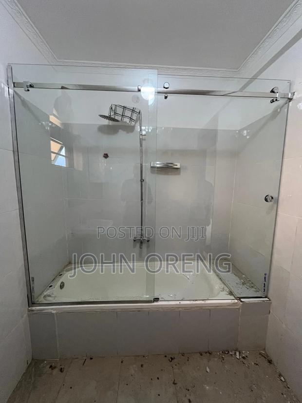 Frameless Sliding Cubicle on a Bath Tub
