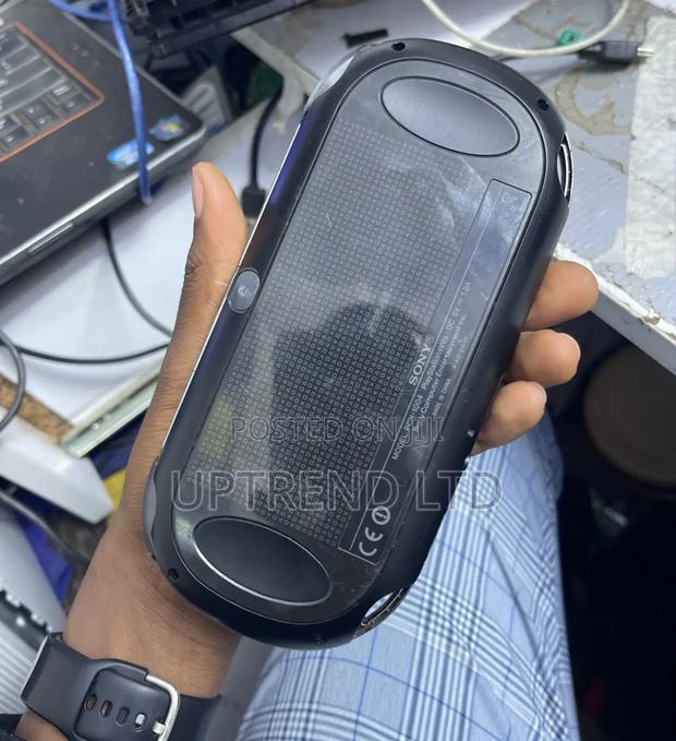 Sony Playstation Vita Chipped - thumbnail 3