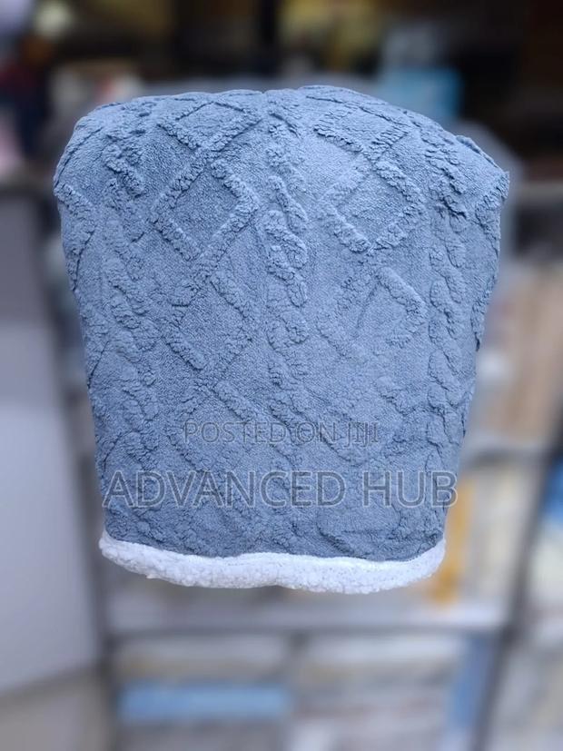 Cozy Fleece Woolen Blanket - thumbnail 2