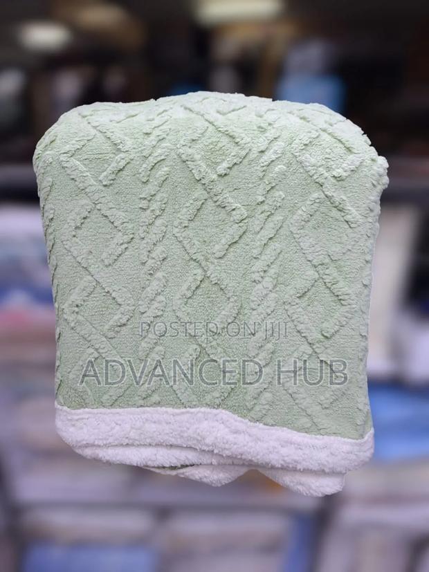 Cozy Fleece Woolen Blanket - thumbnail 4