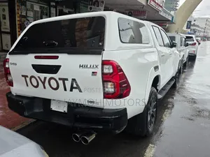 Toyota Hilux 2022 White